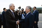 Oʻzbekiston Respublikasi Prezidenti Shavkat Mirziyoyev Ozarbayjon Respublikasi Prezidenti Ilhom Aliyevning taklifiga binoan amaliy tashrif bilan Boku shahriga keldi. Davlatimiz rahbarini Ozarbayjon Bosh vazirining oʻrinbosari Shahin Mustafayev va boshqa r