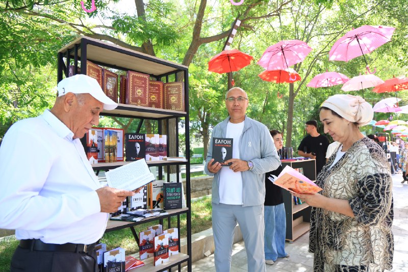Somoniylar istirohat bog'ida kitob va ma'rifat bayrami davom etmoqda