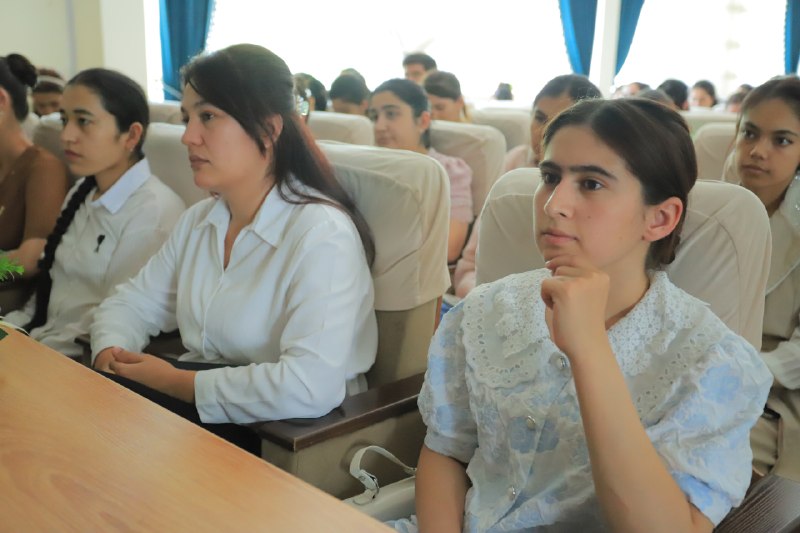 Bitiruvchi yoshlar bilan ochiq muloqot tashkil etildi