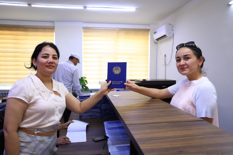 Bitiruvchilarga diplom topshirish jarayonlari namunali tashkil etilmoqda