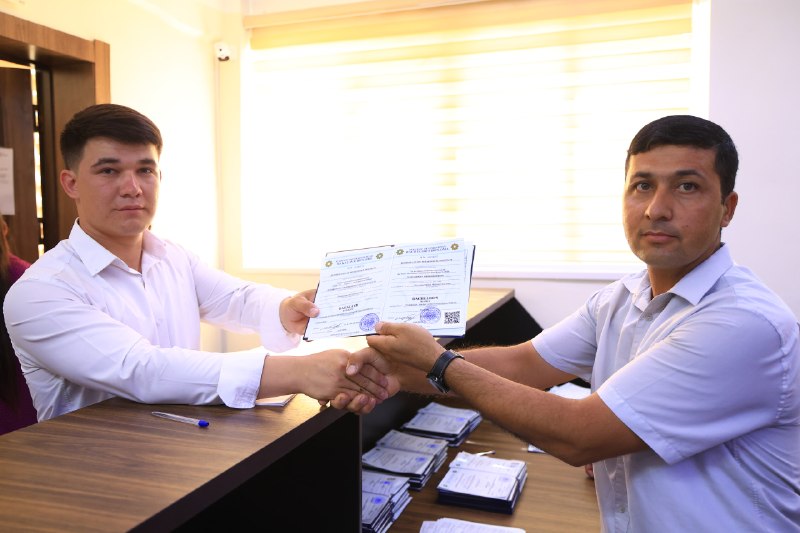 Bitiruvchilarga diplom topshirish jarayonlari namunali tashkil etilmoqda