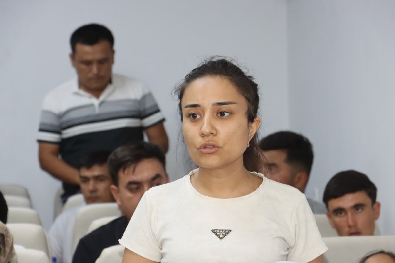 "Rahbar va yoshlar" loyihasi doirasida bitiruvchilar bilan ochiq muloqot o'tkazildi