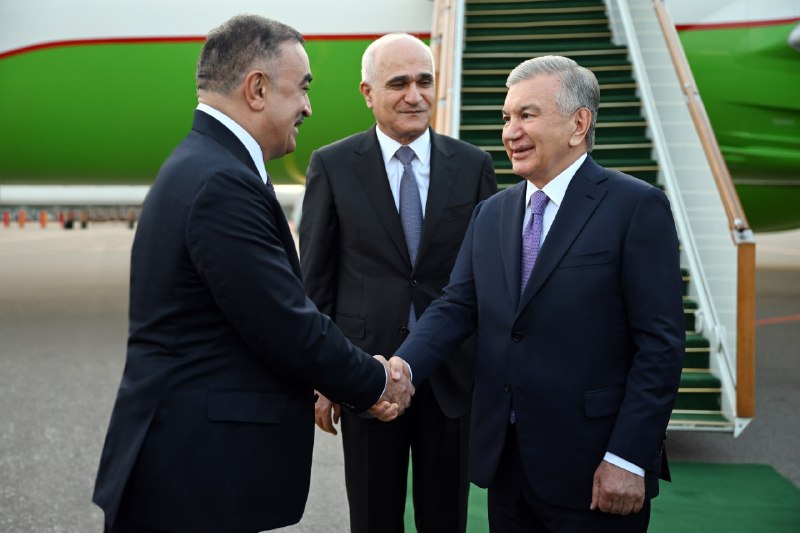 Oʻzbekiston Respublikasi Prezidenti Shavkat Mirziyoyev Ozarbayjon Respublikasi Prezidenti Ilhom Aliyevning taklifiga binoan amaliy tashrif bilan Boku shahriga keldi. Davlatimiz rahbarini Ozarbayjon Bosh vazirining oʻrinbosari Shahin Mustafayev va boshqa r